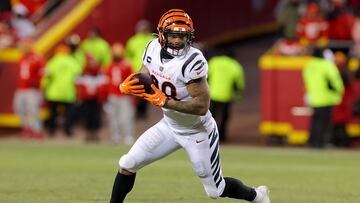 Joe Mixon corre con el balón en las manos.