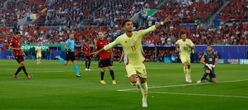 0-1. Ferran Torres celebra el primer gol que marca en el minuto 12 de partido.