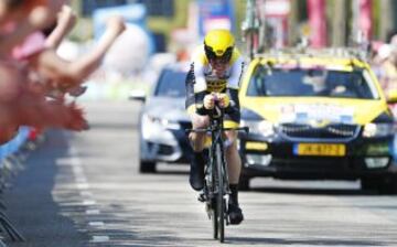 El ciclista holandés Bram Tankink del equipo Lotto NL Jumbo compite en la primera etapa del Giro de Italia, en Apeldoorn, Holanda.