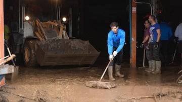 Rafa Nadal achica agua y barro en Sant Llorenç del Cardassar tras las graves inundaciones que afectaron al municipio mallorquín.