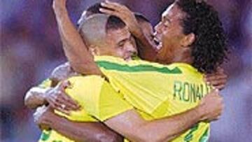 <B>ATAQUE DE LUJO</B>. Los cracks de Brasil, como Ronaldo y Ronaldinho, marcaron las diferencias.