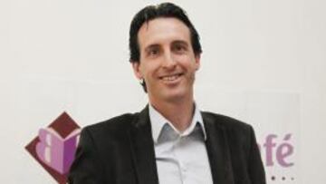 <b>GUIÑO AL VALENCIA.</b> Naranja, negro y blanco, los colores de la portada.