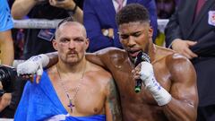 Britain's Anthony Joshua (R) congratulates Ukraine's Oleksandr Usyk (L) after the heavyweight boxing rematch for the WBA, WBO, IBO and IBF titles at the King Abdullah Sports City Arena in the Saudi Red Sea city of Jeddah, on August 20, 2022. -