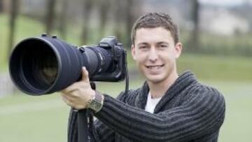 <b>EN LA BANDA. </b>De Marcos coloca el balón junto a la línea de cal, por donde se moverá el domingo.