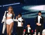 Travis Kelce aparece en el escenario de The Eras Tour como bailarín