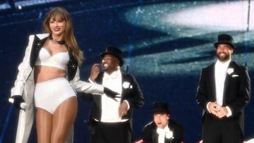 Travis Kelce aparece en el escenario de The Eras Tour como bailarín