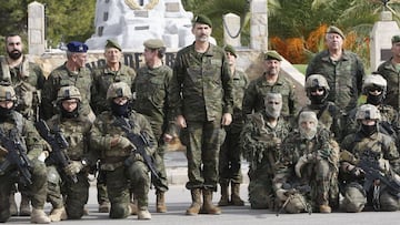 El Rey Felipe VI, de pie en la primera fila, en la foto de familia con los participantes el ejercicio t&aacute;ctico que se ha desarrollado en el Mando de Operaciones Especiales de Rabasa.