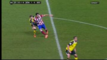 El Atlético pidió un penalti de Alberto Moreno a Raúl García
