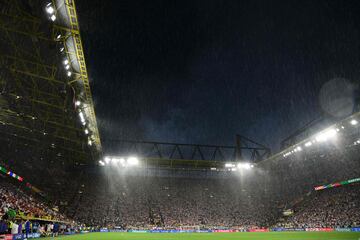 El partido se interrumpió debido a las condiciones climáticas durante el partido de octavos de final de la UEFA Euro 2024 entre Alemania y Dinamarca en el BVB Stadion Dortmund.