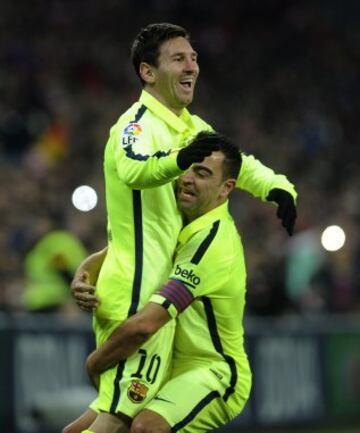 Lionel Messi y Xavi Hernández celebran el 0-1.