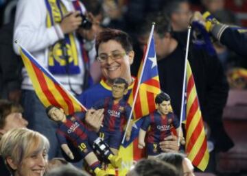 Los seguidores del FC Barcelona protestan la sanción de la UEFA enseñando esteladas durante el encuentro correspondiente a la fase de grupos de la Liga de Campeones entre el FC Barcelona y el FC Bate Borisov, disputado esta noche en el Camp Nou.