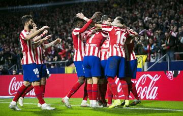 Los jugadores del Atlético de Madrid celebran el 1-0 de Correa al Levante. 
