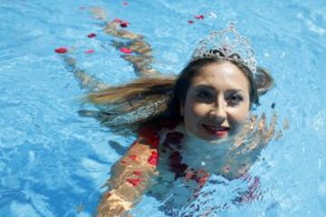 La modelo Nicole Moreno, más conocida como Luli Love, realiza el tradicional piscinazo como reina del Festival de la Canción de Viña del Mar en la piscina del hotel O'Higgins.