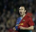 Iniesta juguetea con el Sevilla