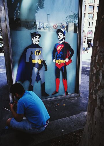 Unos d¨ªas antes de que se disputase el Gran Premio de MotoGP en Montmel¨® emergi¨® una pareja de superh¨¦roes por Barcelona. ¡®BatMarc VS SuperVale¡¯, o lo que es lo mismo, Marc M¨¢rquez disfrazado como Batman y Valentino Rossi, como Superman. ¡°Quer¨ªa transmitir la rivalidad deportiva y c¨®mo se transforma en un mundo irreal. Les pongo en un mismo nivel. Soy italiano y he crecido con Il Dottore, pero reconozco que Marc es atrevido, valiente y su digno sucesor¡±, explic¨® el autor de la obra, TVBoy, en El Pa¨ªs. El artista italiano tuvo la oportunidad de visitar a M¨¢rquez en el paddock y mostrarle su trabajo.