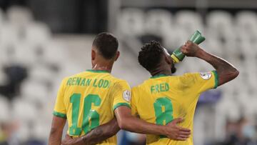 AME6391. RÍO DE JANEIRO (BRASIL), 17/06/2021.- Renan Lodi y Fred de Brasil celebran, al finalizar un partido por el grupo B de la Copa América disputado en el Estadio Olímpico Nilton Santos, en Río de Janeiro (Brasil). EFE/Andr