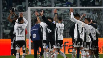 Futbol, Colo Colo vs Internacional.
Copa Sudamericana 2022.
Los jugadores de Colo Colo, celebran luego de ganar contra Internacional durante el partido por los octavos de final de la Copa Sudamericana realizado en el estadio Monumental, Santiago, Chile.
28/06/2022
Jonnathan Oyarzun/Photosport
Football, Colo Colo vs Internacional.
2022 Copa Sudamericana Championship.
Colo Colo’s players reacts after winning against Internacional during match round of 16 of Copa Sudamericana championship held at Monumental stadium in Santiago, Chile.
06/28/2022
Jonnathan Oyarzun/Photosport