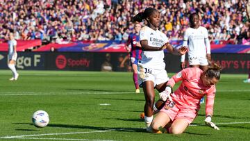 BARCELONA (ESPAÑA), 19/11/2023.- Linda Caicedo, delantera colombiana del Real Madrid (i) disputa una posesión ante Cata Coll, guardameta del Barcelona durante el partido de la jornada 9 de La Liga F que enfrenta este domingo a Barcelona F y Real Madrid F en el Estadio Olímpico Lluís Companys. EFE/Alejandro García
