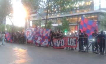 Los hinchas de la U llegaron al hotel de concentración para dar su apoyo al plantel.