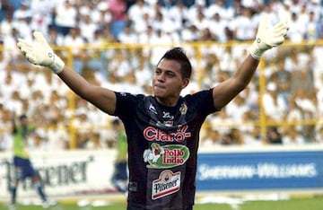 El portero mexicano es una de las estrellas de su equipo y ya consiguió en par de ocasiones el título del fútbol salvadoreño.