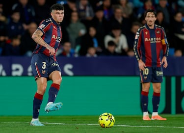 El zaguero hizo un remate de pundonor, cuando el partido acababa y le permitió a su equipo llevarse tres puntos cuando el partido parecía que terminaría en empate.