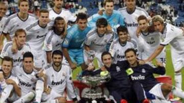 <b>LOS 22 JUGADORES CON EL TROFEO. </b>Los futbolistas del Real Madrid posan todos juntos, felices y sonrientes, sobre el césped con el XXXIV Trofeo Bernabéu.