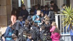 Imagen de Samu Castillejo rodeado de ni&ntilde;os. El malague&ntilde;o regresa a su tierra. En principio apunta al banquillo.