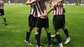<b>GOL DE ORO.</b> Los jugadores del Athletic celebran el tanto de la victoria, obra de Gabilondo.