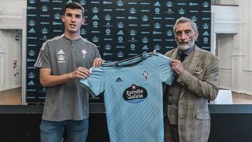 El canterano Carlos Dom&iacute;nguez y el presidente Carlos Mouri&ntilde;o posan con la camiseta del Celta en el anuncio de la renovaci&oacute;n del contrato del central vigu&eacute;s. 