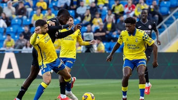 LAS PALMAS DE GRAN CANARIA, 08/02/2025.- El defensa de Las Palmas Álex Suárez (i) pelea un balón con Thierno Barry, del Villarreal, durante el partido de LaLiga de fútbol que la UD Las Palmas y el Villarreal CF disputan este sábado en el estadio Gran Canaria. EFE/Elvira Urquijo