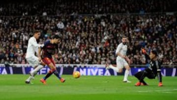 Así marcó Luis Suárez el cuarto gol del Barcelona.