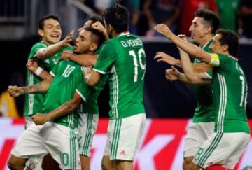 Los jugadores de México celebran después del gol de 'Tecatito' Corona.