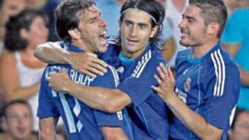 <b>ACOPLADOS. </b>Javi García celebra el primer tanto ante el Valencia junto con De la Red y Van Nistelrooy.