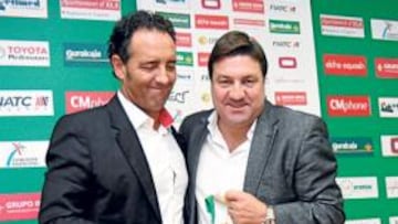 <b>PRESENTADO. </b>José Bordalás y José Sepulcre, ayer, sostienen la camiseta del Elche durante la presentación del técnico alicantino.