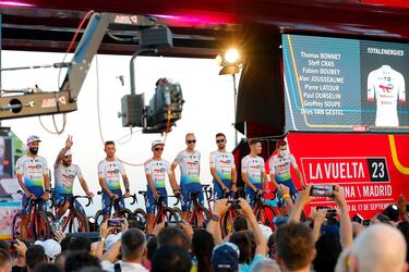 El conjunto del Total Energies en la presentación de La Vuelta.