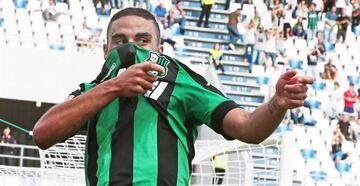 . Reggio Emilia (Italy), 18/09/2016.- Sassuolo's Gregoire Defrel celebrates after scoring the 2-0 lead during the Italian Serie A soccer match between US Sassuolo Calcio and Genoa CFC in Reggio Emilia, Italy, 18 September 2016. (Génova, Italia)