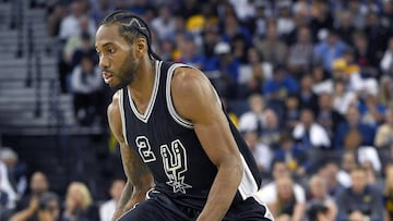 Kawhi Leonard, alero de los San Antonio Spurs, durante un partido contra los Golden State Warriors la pasada temporada.