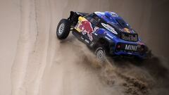 Mini&#039;s Spanish driver Carlos Sainz and co-driver Lucas Cruz compete during the Stage 8 of the Dakar 2019 between San Juan de Marcona and Pisco, Peru, on January 15, 2019. (Photo by FRANCK FIFE / AFP)