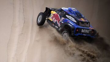 Mini's Spanish driver Carlos Sainz and co-driver Lucas Cruz compete during the Stage 8 of the Dakar 2019 between San Juan de Marcona and Pisco, Peru, on January 15, 2019. (Photo by FRANCK FIFE / AFP)