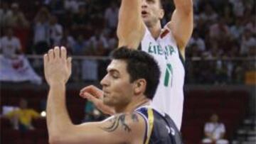 Kleiza, en el momento de lanzar el triple que dio la victoria a Lituania