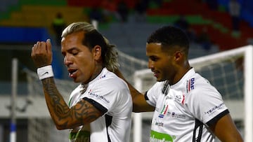 Once Caldas' forward #17 Dayro Moreno (L) celebrates scoring his team's second goal during the Copa Sudamericana knockout round play-off football match between Bolivia's San Antonio Bulo Bulo and Colombia's Once Caldas, at the Felix Capriles stadium in Cochabamba, Bolivia, on July 16, 2025. (Photo by Fernando CARTAGENA / AFP)