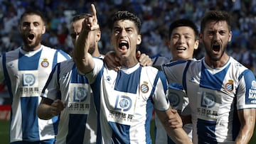 GRAF848. BARCELONA, 02/11/2019.- El centrocampista del RCD Espanyol Marc Roca (c) celebra su gol junto a sus compa&ntilde;eros Facundo Ferreyra (d), Wu Lei (2d), David Lopez (i) y Sergi Darder (2i) en el partido ante el Valencia, correspondiente a la deci