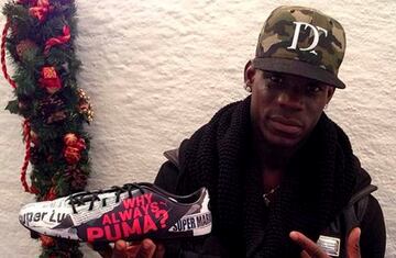 Balotelli es un adicto a los dise?os atrevidos. Aqu¨ª muestra una con su ic¨®nica frase "Why always me?", traducido, ?por qu¨¦ siempre yo?
