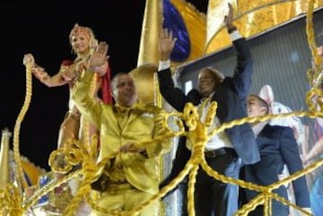 El exfutbolista brasileño Ronaldo Nazario, es homenajeado por la escuela de samba del Grupo Especial Gaviões da Fiel durante el desfile del carnaval de Sao Paulo