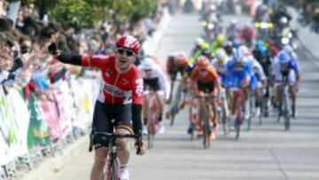 Froome y Contador evitan caídas y Ligthart pesca en río revuelto