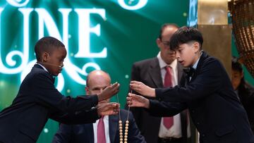 Ángel Abaga Elebiyo (i) canta premios y Luis Alcides Paniagua (d) canta número, durante el Sorteo Extraordinario de la Lotería de Navidad 2023 en el Teatro Real de Madrid, a 22 de diciembre de 2023, en Madrid (España). Hoy se celebra el Sorteo Extraordinario de Navidad 2023, con el que el Estado reparte 2.590 millones de euros en premios entre los 185 millones de décimos de Lotería puestos a la venta. La emisión asciende a 3.700 millones de euros en total, repartiéndose en premios el 70%. El sorteo se celebra mediante el llamado ‘sistema tradicional’, que consiste en dos bombos que contienen uno de ellos los números y el otro, los premios. En esta ocasión el patio de butacas del Teatro Real tiene aforo completo.
22 DICIEMBRE 2023;SORTEO;LOTERÍA;NAVIDAD;PREMIOS;GANADORES;BOMBO
Eduardo Parra / Europa Press
22/12/2023