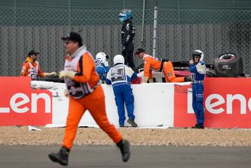 Guanyu Zhou tras el increíble accidente de la salida en Silverstone.