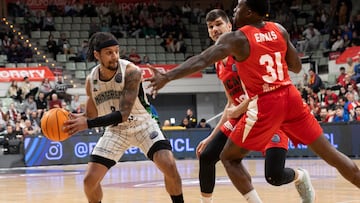 El base francés de Nanterre 92 Benjamin Sene controla el balón ante la presión del base estadounidense de UCAM Murcia Dylan Ennis.