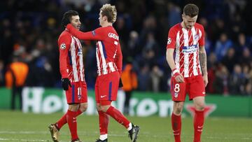 Griezmann consuela a Correa junto a Sa&uacute;l cabizbajo en Stamford Bridge. 