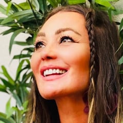 Amaia Montero utiliza una máscara antigás para concienciar del coronavirus